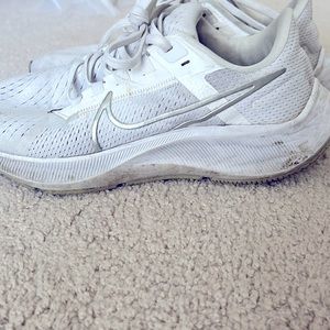 NIKE WOMENS WHITE RUNNING SHOES